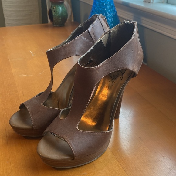 Fergie Brown platform open toe Heels - Picture 2 of 4